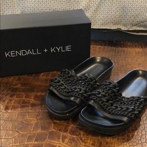 Kendall and Kylie slides sz 7.5